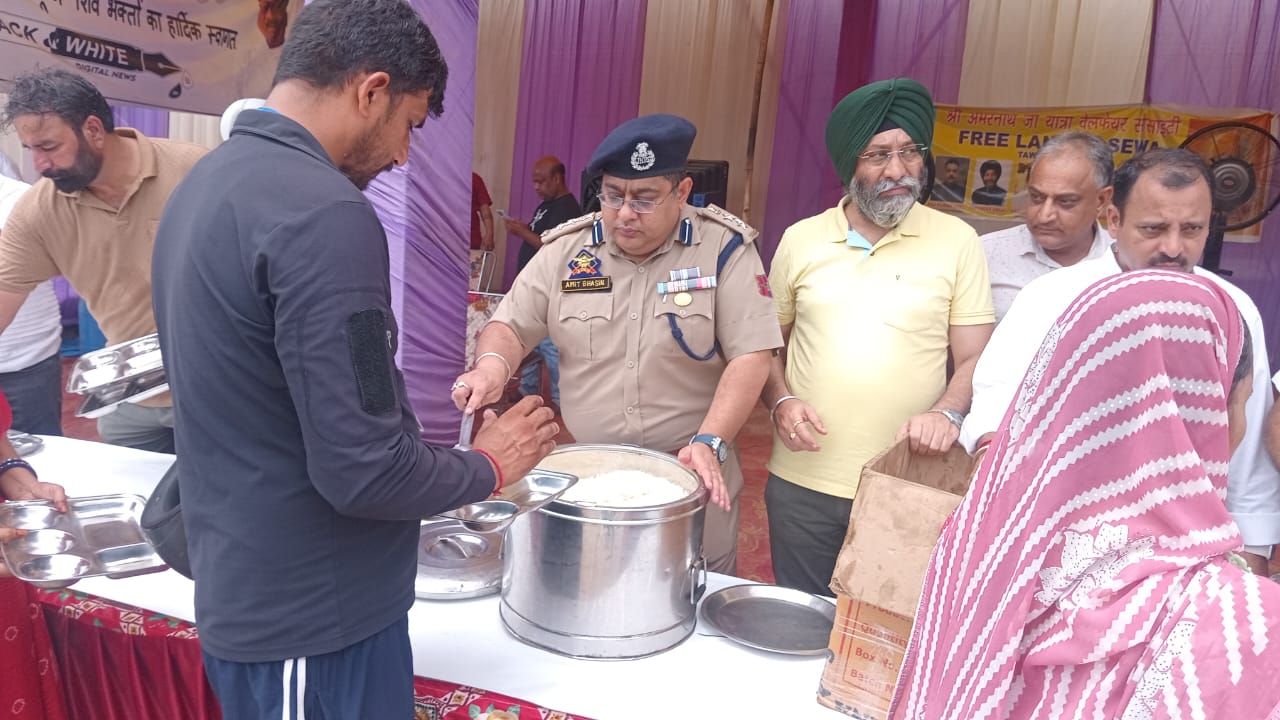 SP Traffic Amit Bhasin serves Amarnath pilgrims at Tawi River Front Langar