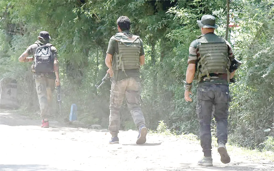 Search for 2 LeT terrorists enters fourth day in Shopian