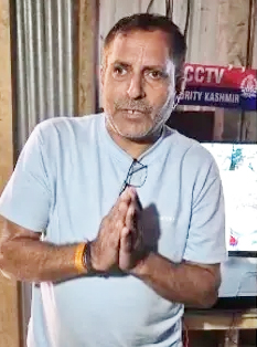 Security Wing of J&K Police recover lost bag containing cash, jewellery and iPhone, return it to Amarnath Yatri at Baltal