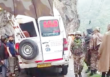 Two killed, Three injured after boulder hits moving Tempo on Jammu-Srinagar Highway