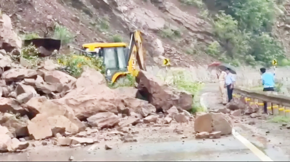Mudslides, Shooting stones disrupt traffic on NH-44 in Udhampur