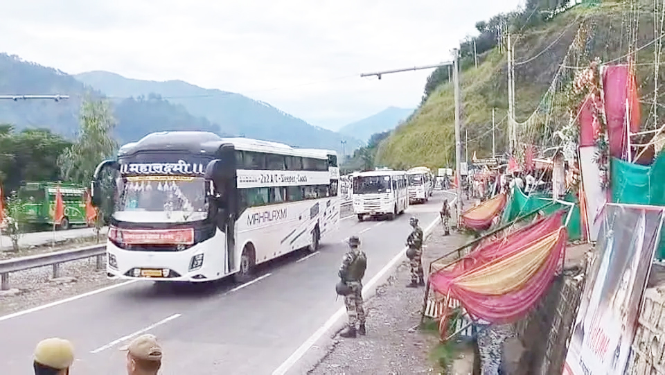 Amarnath Yatra resumes after Six-day suspension; 6269 pilgrims leave Jammu Amarnath Yatra resumes after Six-day suspension; 6269 pilgrims leave Jammu