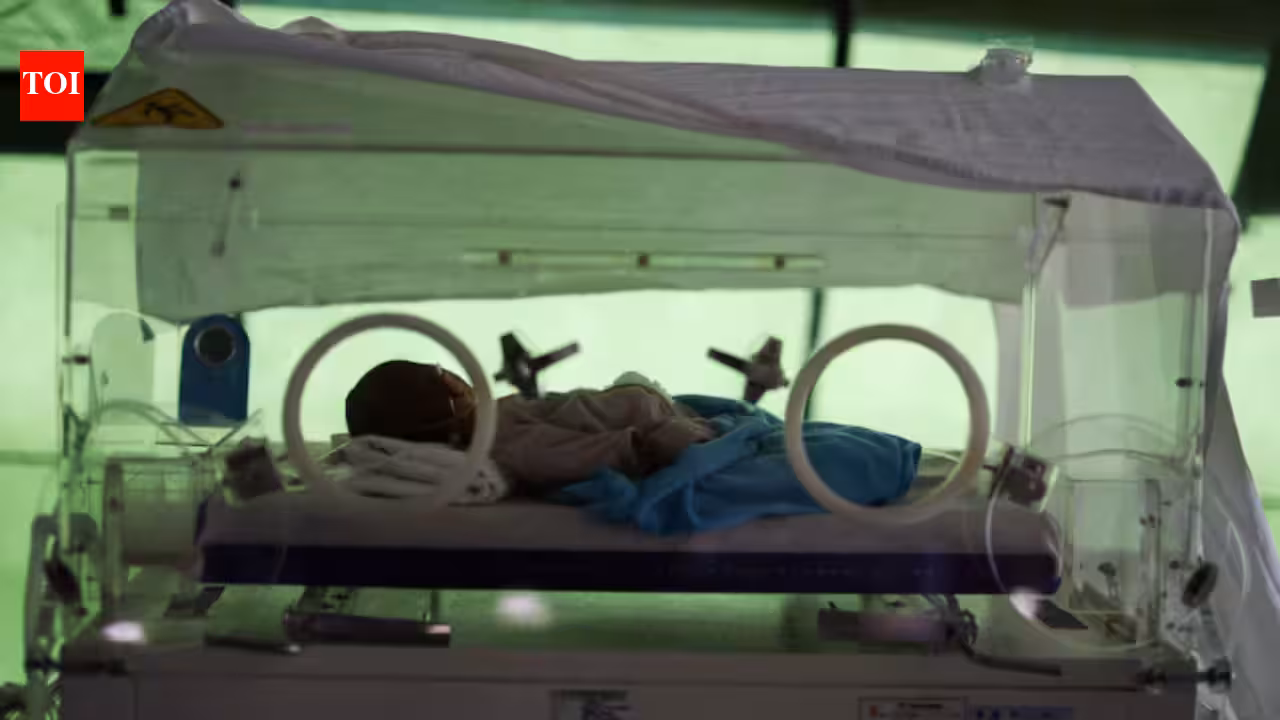Indonesian woman gives birth under torchlight during magnitude 7.7 earthquake | World News
