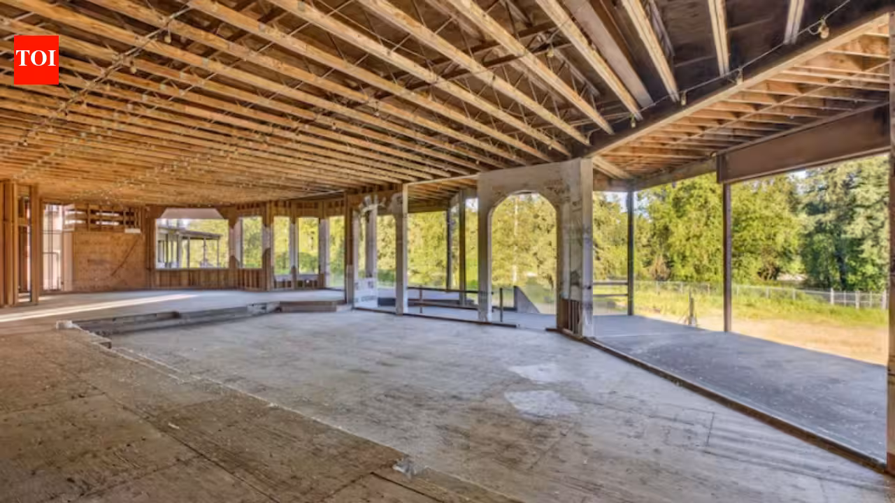In 1994, Hollywood Video’s founder bought 32 Oregon acres for .25 million and began a 52,000-sq-ft mansion; nearly 30 years and 3 owners later, it is still unfinished and asking .7 million