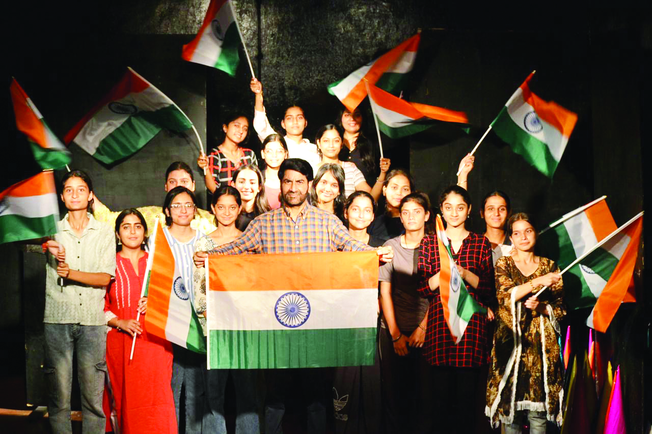 Balwant Thakur launches ‘Har Ghar Tiranga’ Series at Natrang