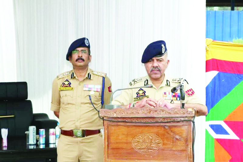 DGP Nalin Prabhat reviews SOG preparedness, Interacts with personnel in Shopian
