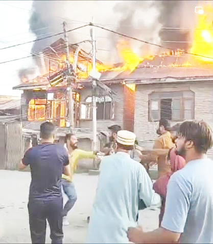 Departmental Store gutted in overnight blaze at Bagh-e-Mehtab Srinagar