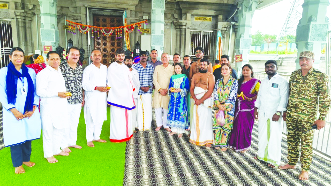 HP Governor pays obeisance at Tirupati Balaji Temple, performs Special Abhishek