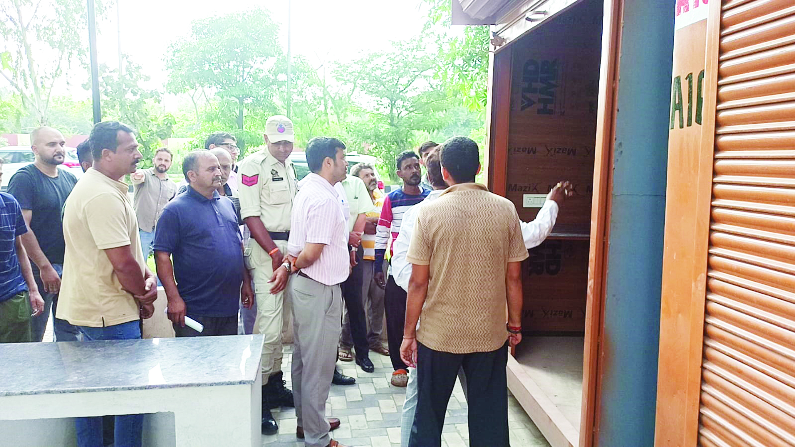 JMC Commissioner inspects Modern Food Zone coming up at Gandhi Nagar