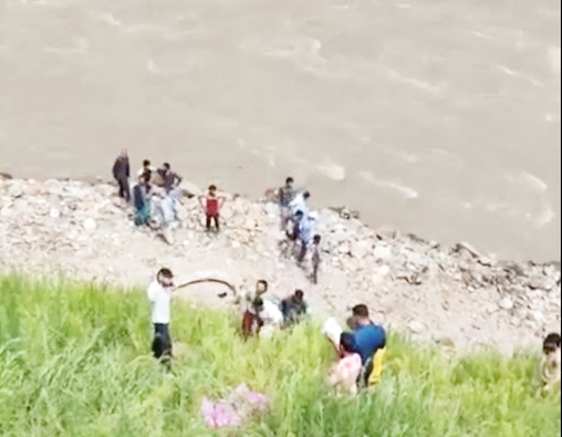 5 killed as vehicle plunges into Chenab in Kishtwar 5 killed as vehicle plunges into Chenab in Kishtwar