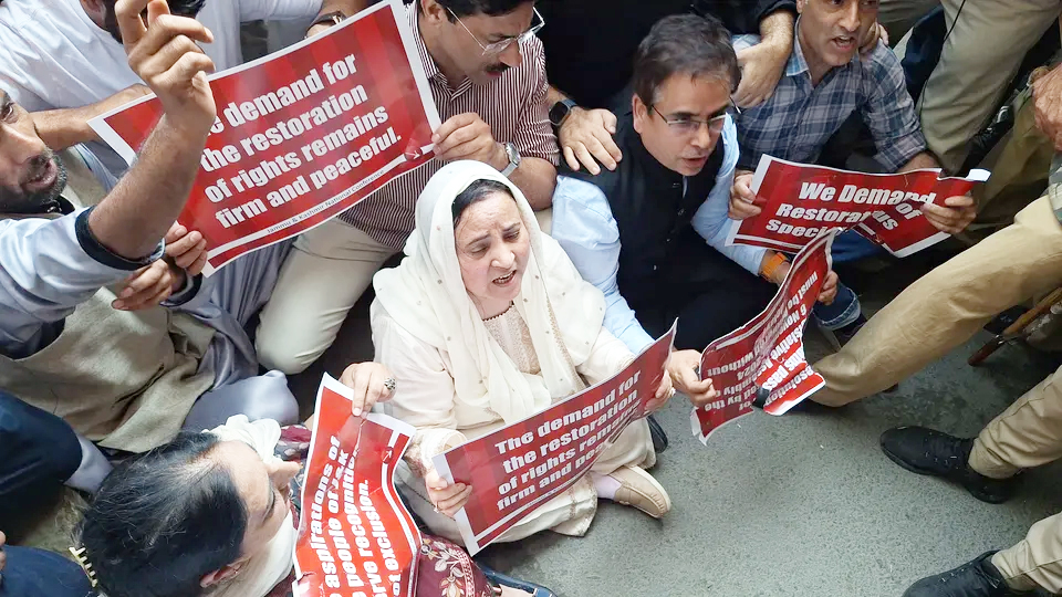 NC leaders hold protest against Abrogation of Article 370 NC leaders hold protest against Abrogation of Article 370
