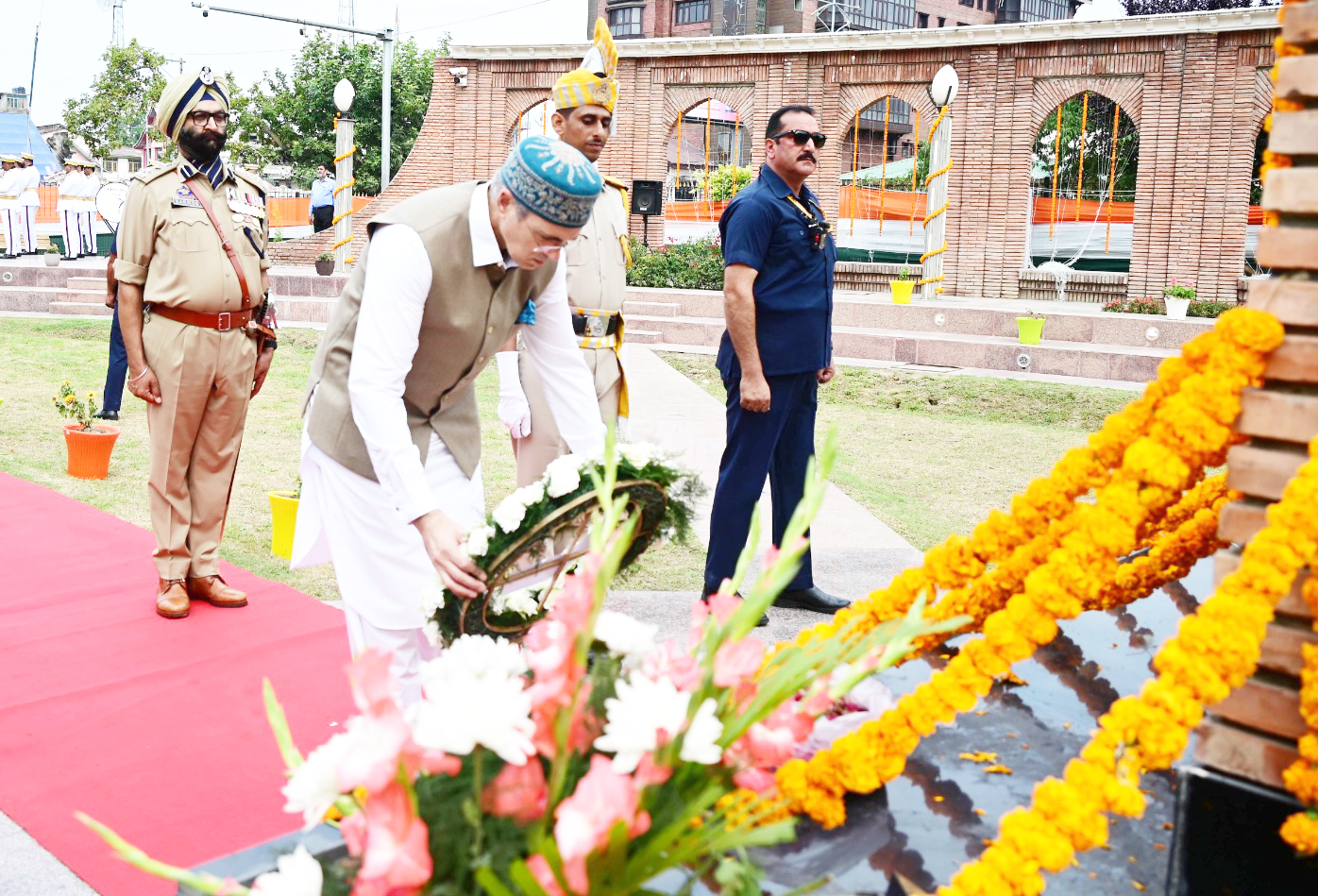CM Omar Abdullah Pays Tribute At Balidan Stambh On 80th Independence Day