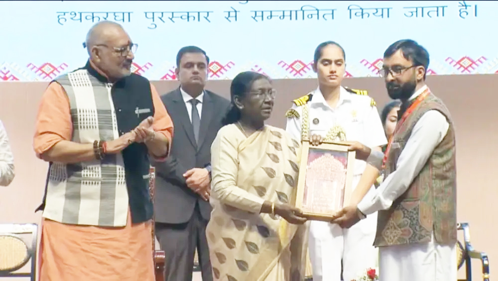CM Omar congratulates two Jammu Kashmir artisans on National Handloom Award CM Omar congratulates two Jammu Kashmir artisans on National Handloom Award