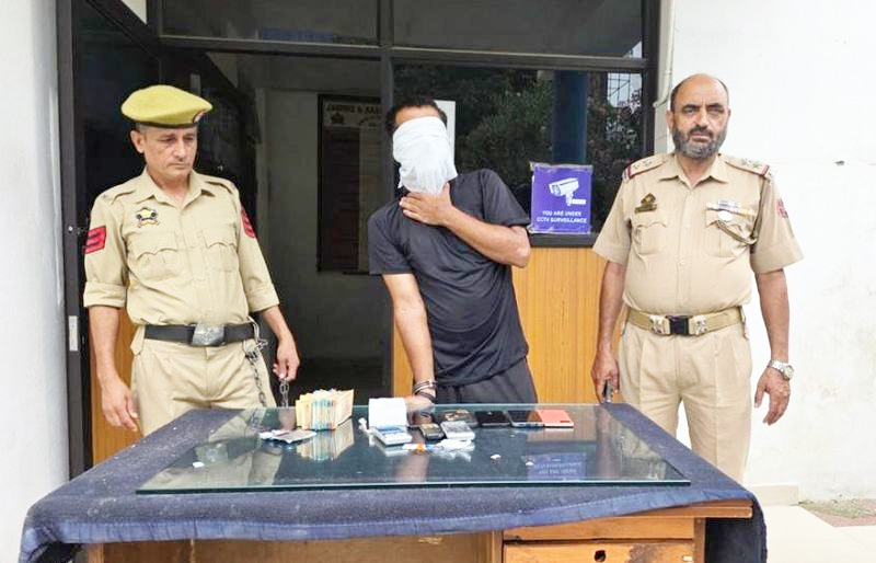 Police bust drug supply chain in Jammu, Arrest three with heroin, Cash