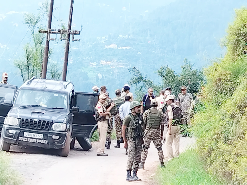 Police open fire after SUV flees check post in Ramban, search ops on Police open fire after SUV flees check post in Ramban, search ops on