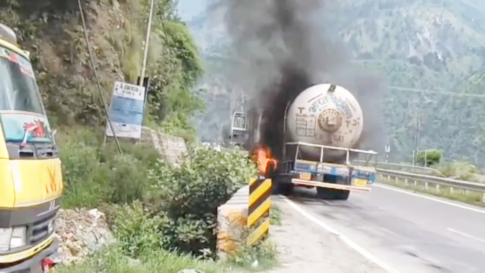 LPG tanker tyre catches fire on NH-44 in Ramban; No Casualties