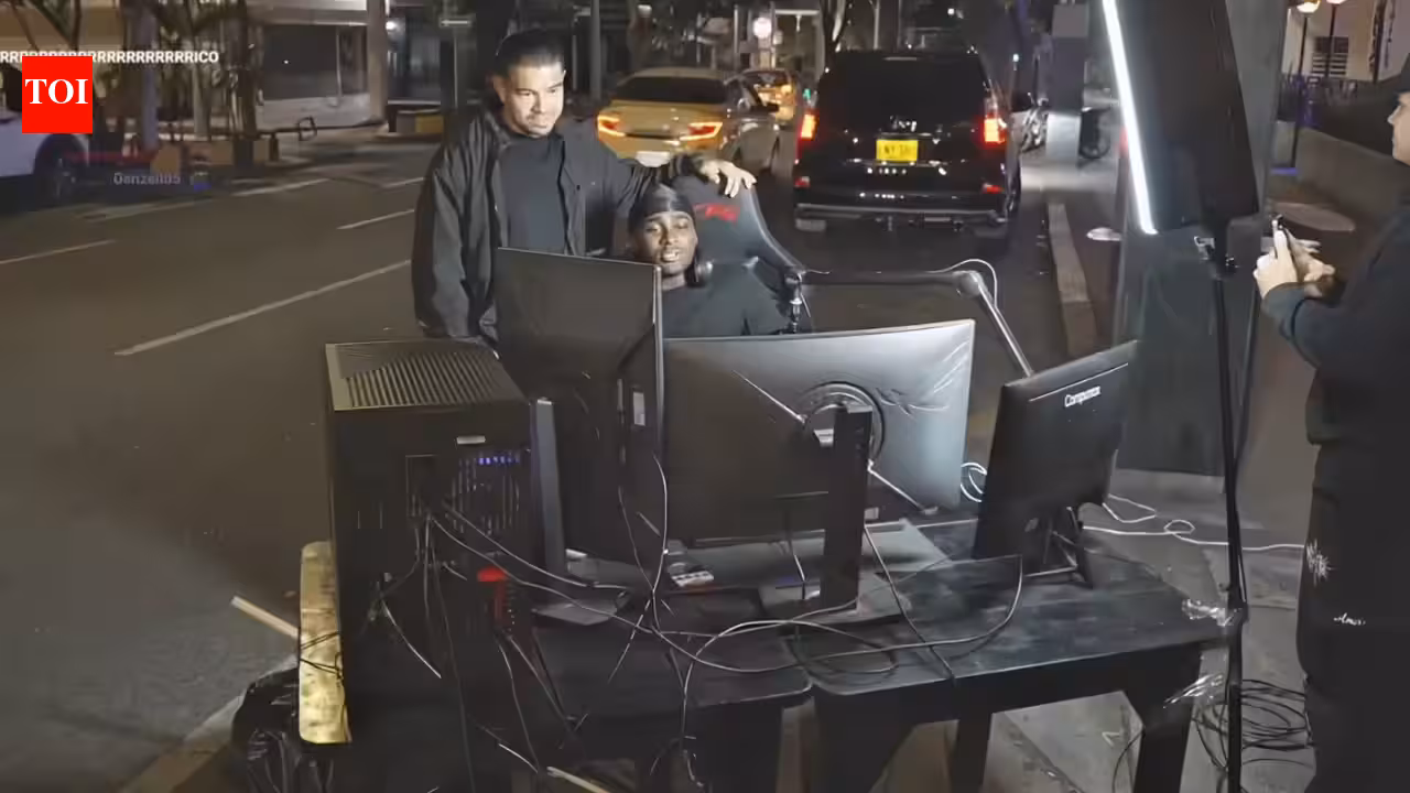 La Piquiña’s Colombia livestream takes a terrifying turn as motorcyclist suddenly approaches his street setup La Piquiña’s Colombia livestream takes a terrifying turn as motorcyclist suddenly approaches his street setup