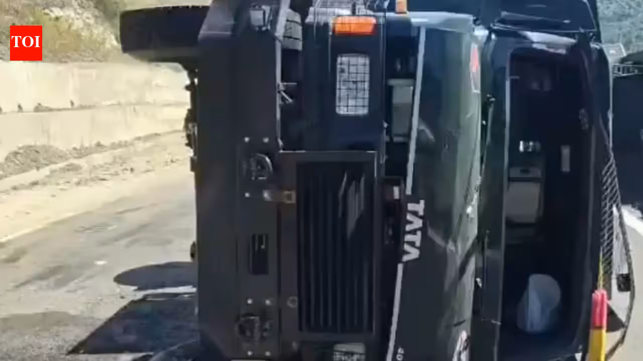 BSF truck overturns, 5 officials hurt in Ramban; man dies in Doda accident | India News BSF truck overturns, 5 officials hurt in Ramban; man dies in Doda accident | India News