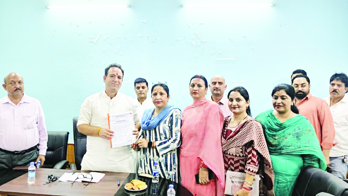 Anganwadi Workers/Helpers Federation submits memorandum to LoP Sunil Sharma, projects demands