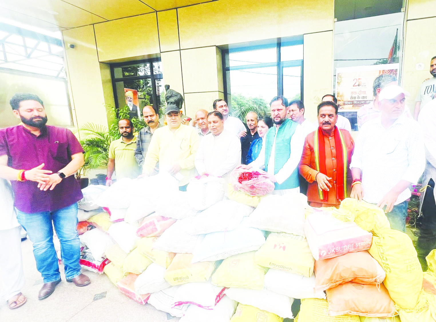 BJP OBC Morcha presents 50,000 Diyas to Sat Sharma under ‘Aashirwad Ka Diya’ programme