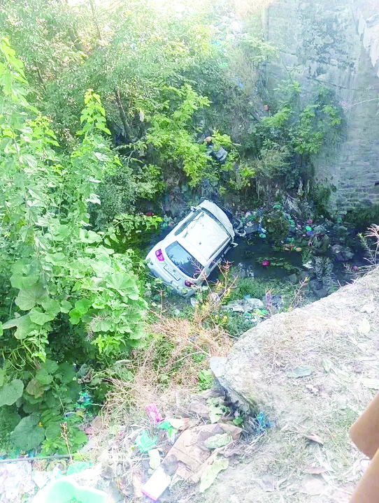 Couple injured after car falls from Bridge in Rafiabad