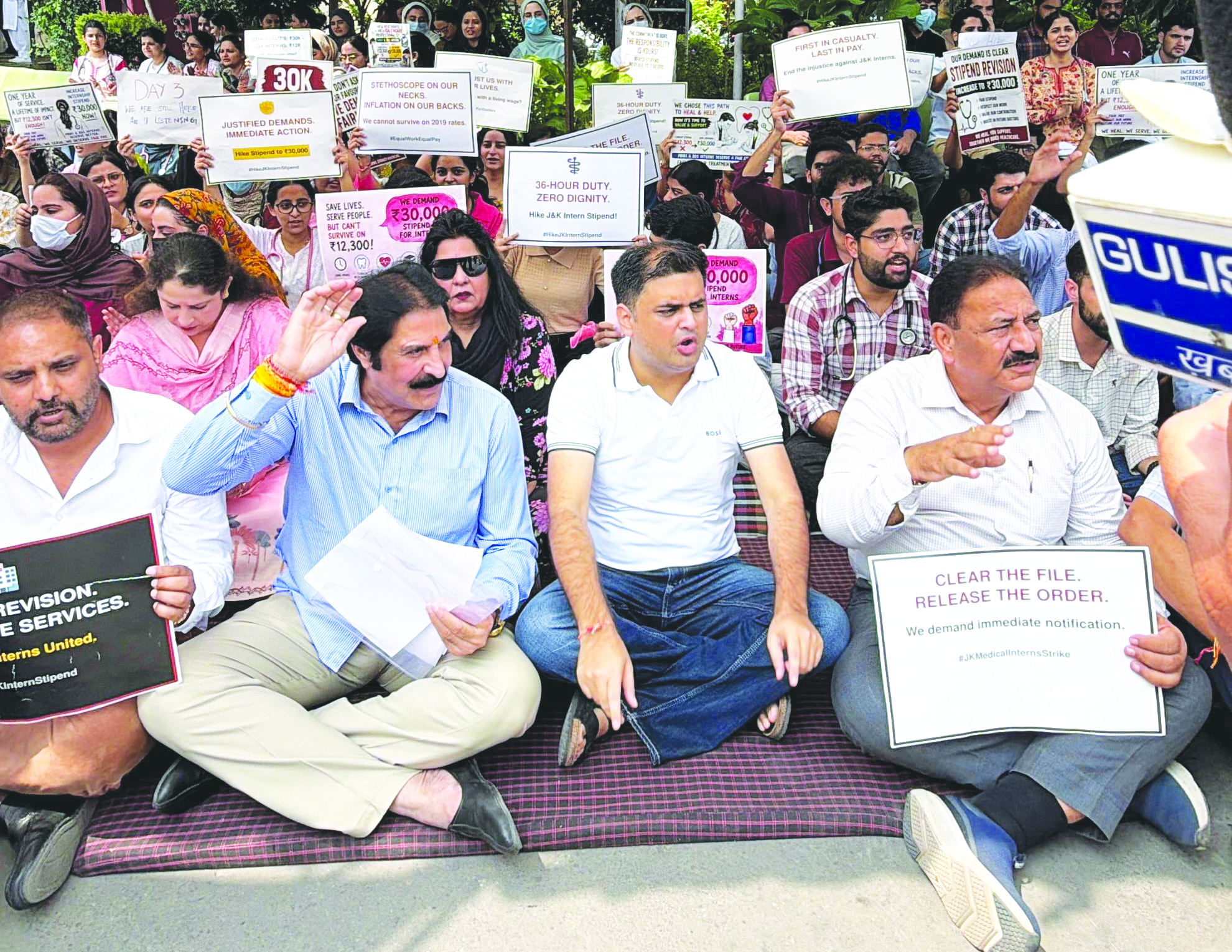 Congress leaders extend solidarity to protesting medical interns, demand immediate stipend hike