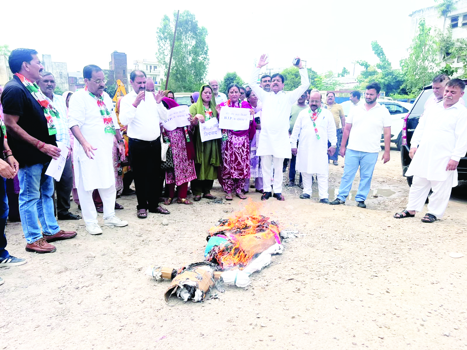Congress stages protest in Vijaypur over SIR, burns CEC Gyanesh Kumar’s effigy Congress stages protest in Vijaypur over SIR, burns CEC Gyanesh Kumar’s effigy