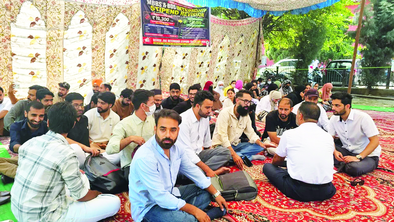 Intern Doctors’ Protest Over Stipend Hike Enters Day 4 at GMCs Across J&K