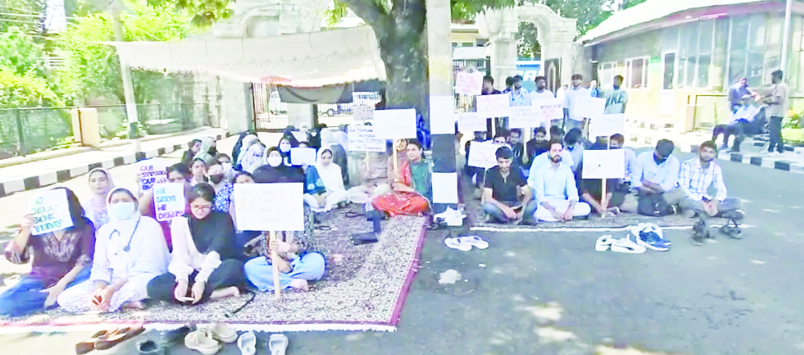 Stipend hike demand: Intern doctors’ protest enters day 5 across GMCs in J&K