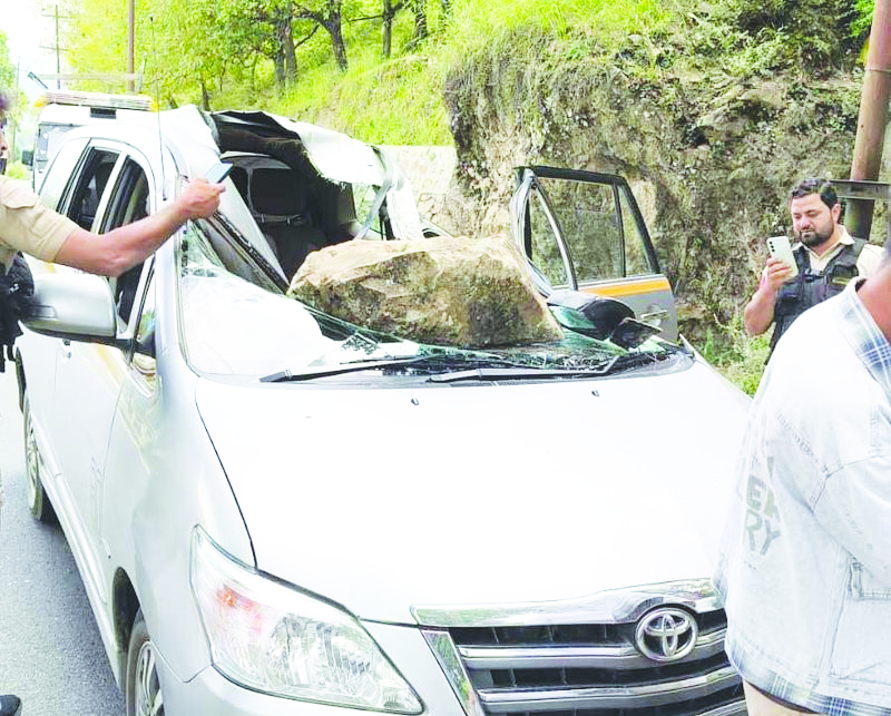 Tourist injured after stone hits innova vehicle in Anantnag