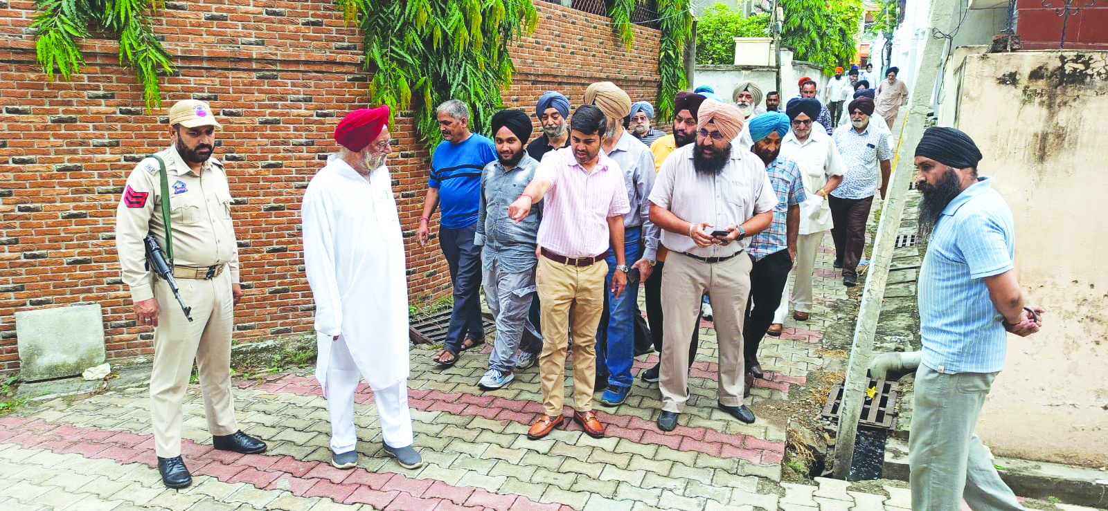 JMC Commissioner inspects Preet Nagar, directs time-bound redressal of civic issues JMC Commissioner inspects Preet Nagar, directs time-bound redressal of civic issues