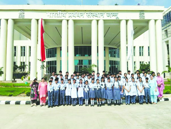 Springdales School Jammu students visit IIM Jammu for academic exposure & campus tour