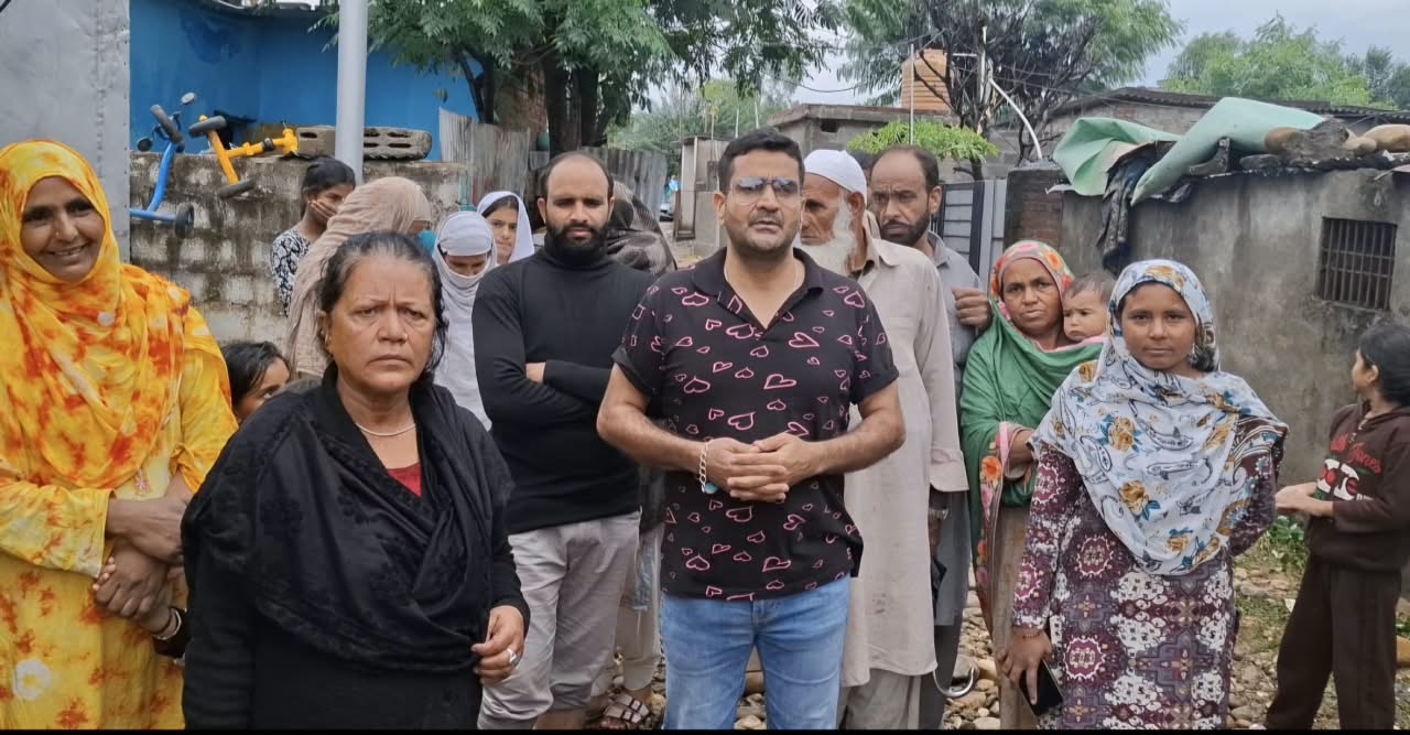 Abhay Bakaya visits rain-affected Asarabad CRPF Mohalla in Ward 71