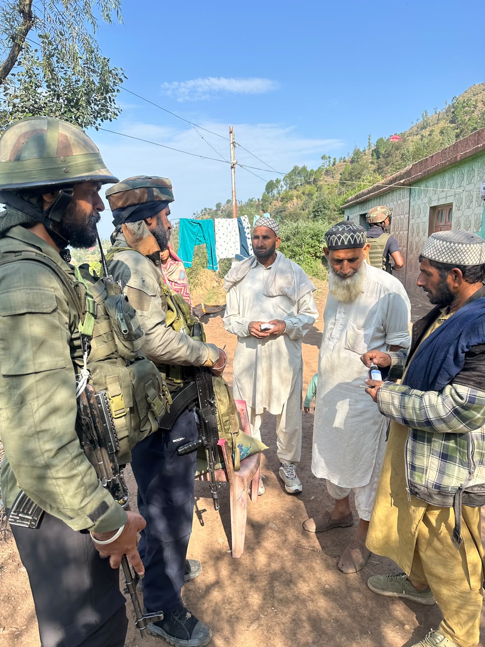 Army conducts medical patrol at Kashmiri Mohalla