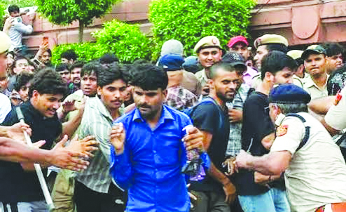 Delhi Police chases CJP protesters, detain top leaders