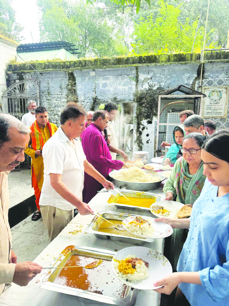 Devender Seth organizes grand Langar at Utterbehni on Shani Amavasya