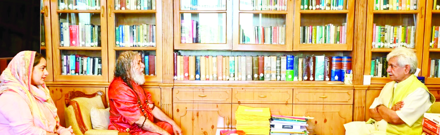 Mahamandaleshwar Swami Vishwatamand Saraswati calls on LG Mahamandaleshwar Swami Vishwatamand Saraswati calls on LG