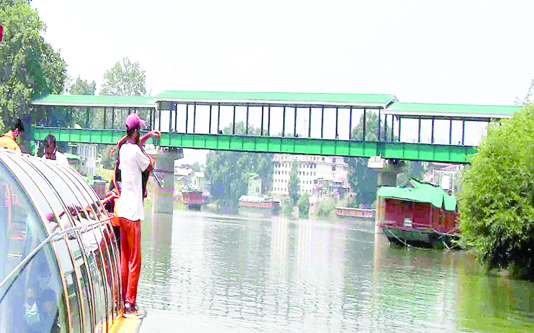 Bystander foils elderly man’s bid to jump into River Jhelum in Srinagar