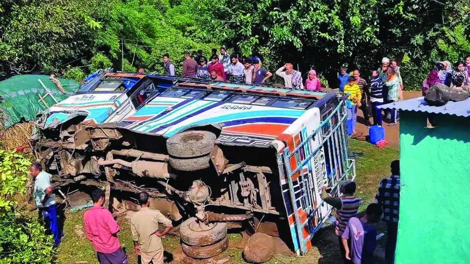 17 injured as matador rolls into ditch in Udhampur