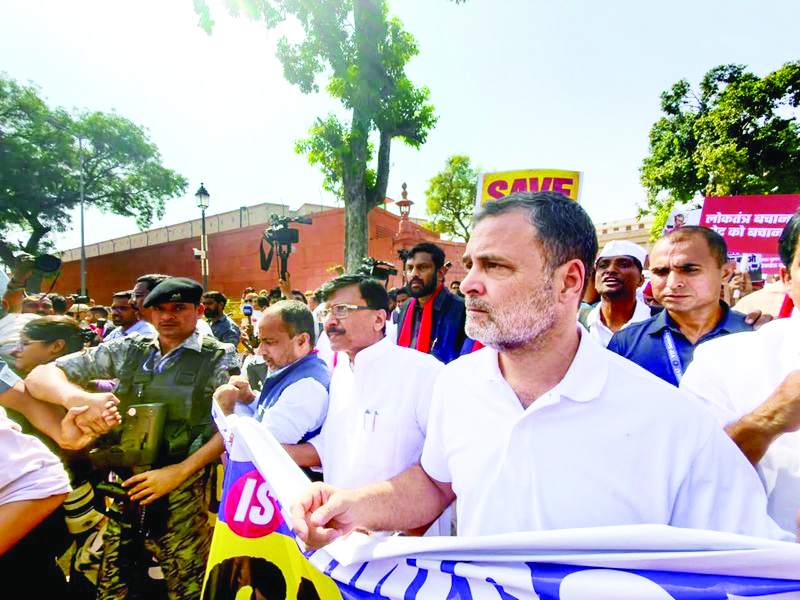 INDIA Bloc protest March against CEC: Rahul, Priyanka enter Akashvani Bhawan premises