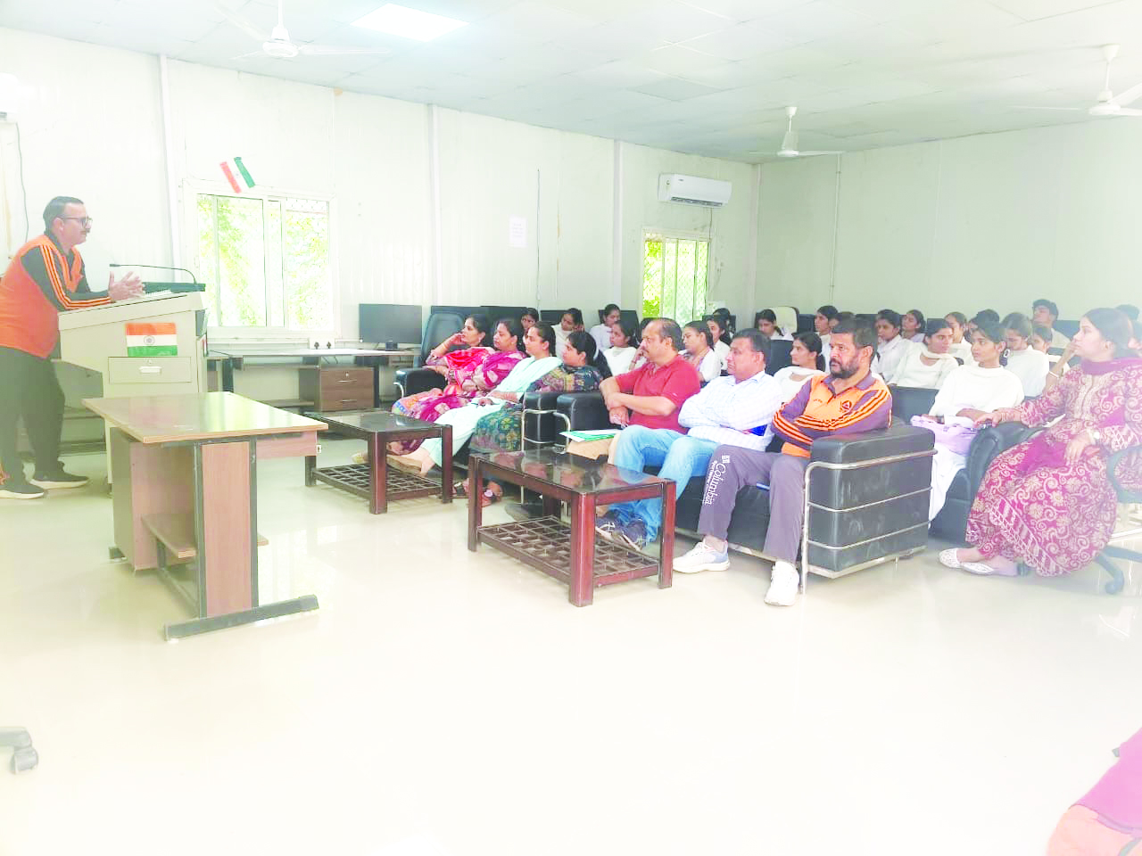 SDRF experts conduct first aid and snakebite management session during civil defence training programme