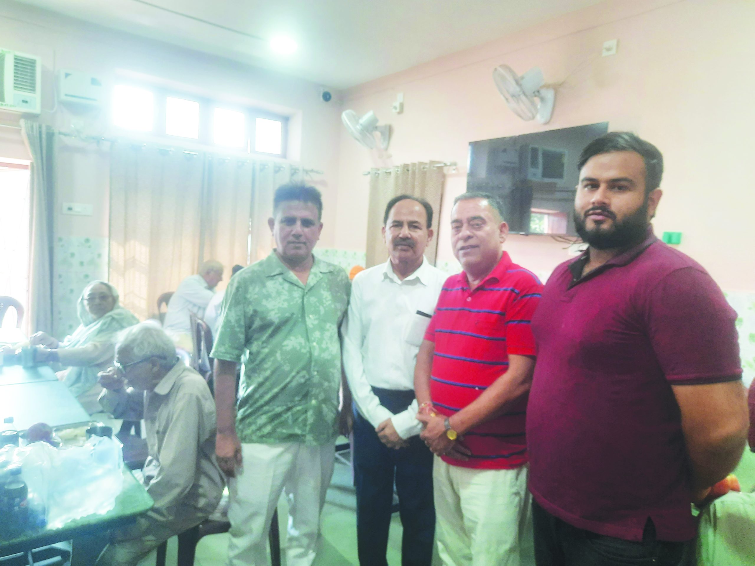 Shri Ram Sena distributes fruits among Old-Age Home Inmates