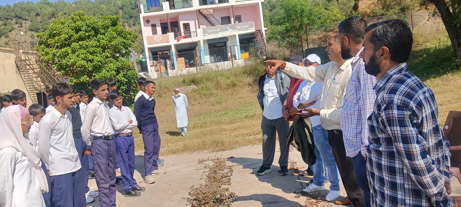 Students of GHSS Udhan visit Departmental Apiaries at SMF Lamberi
