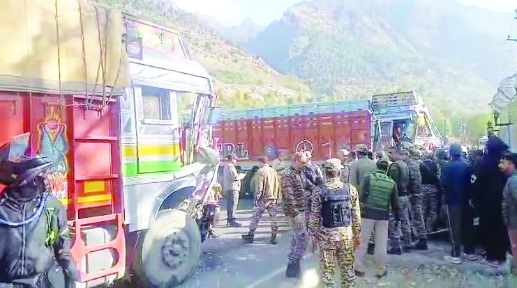 Two truck drivers injured in Head-On collision in Ganderbal